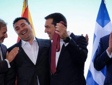 Αλ. Τσίπρας για τη γραβάτα-δώρο του Ζ. Ζάεφ: «Ελπίζω να τη φορέσω σύντομα» (βίντεο)